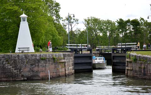 Mit dem Motorboot auf dem Göta Kanal